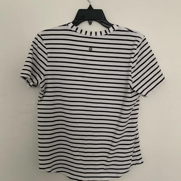 Lululemon Love Tee Black and White stripe size 6 EUC - Picture 4 of 5